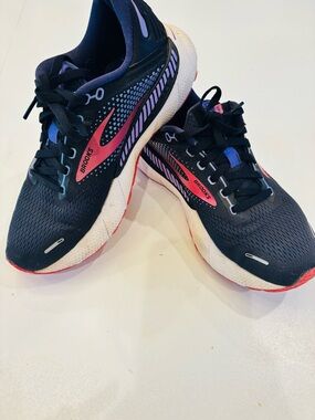 Brooks Women's Navy Running Shoes with Pink and Purple Accents size 8